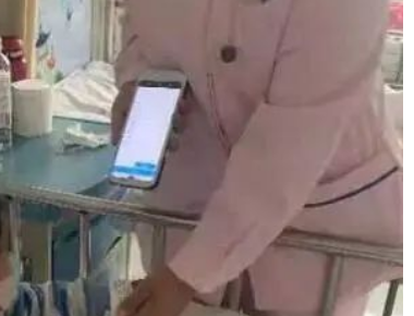 醫(yī)護(hù)人員用富立葉5G PDA 極光V5掃描患者腕帶采集數(shù)據(jù).png 醫(yī)護(hù)人員用富立葉5G PDA 極光V5掃描患者腕帶采集數(shù)據(jù).png